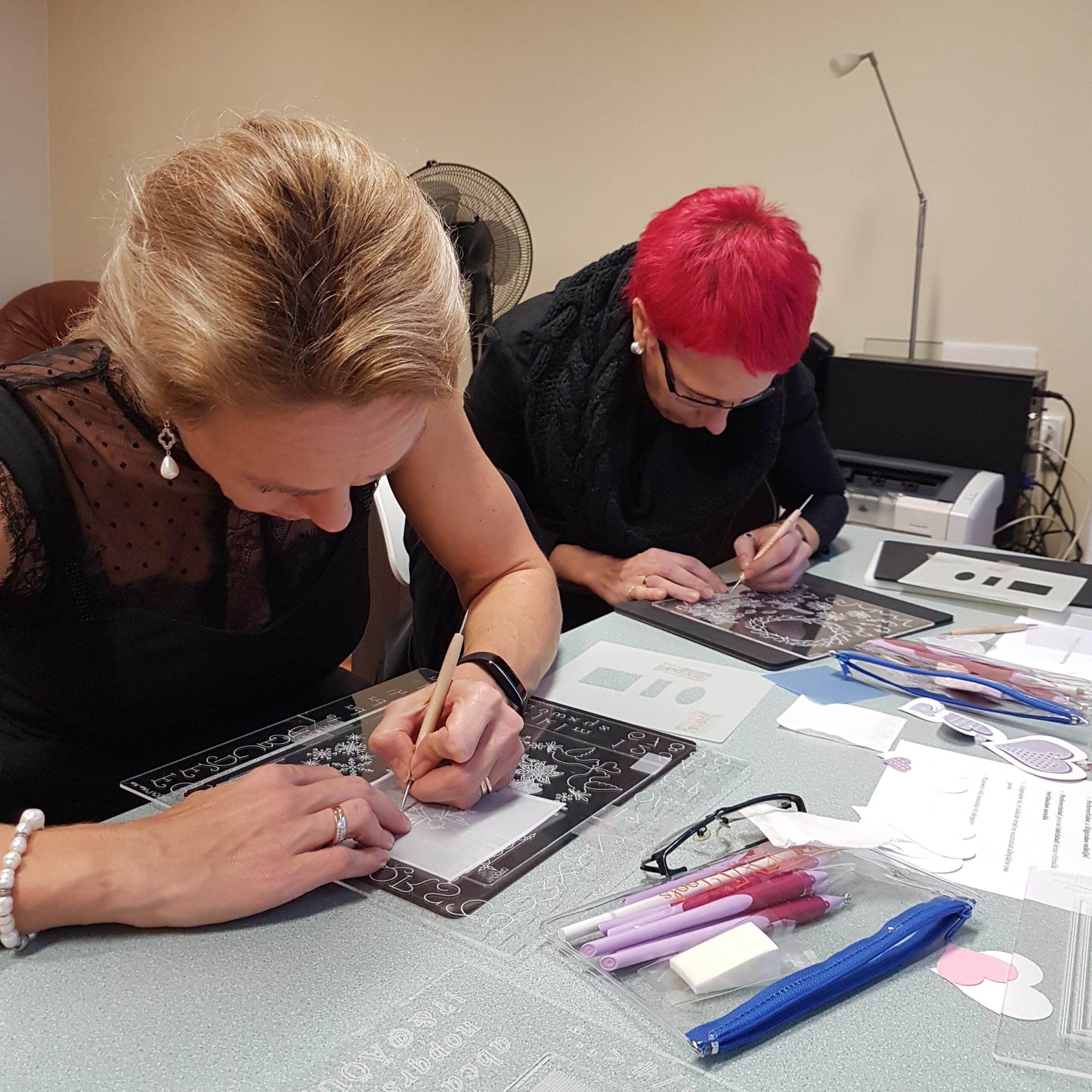 Kaks inimest teeva pärgamenditehnikas kaarti